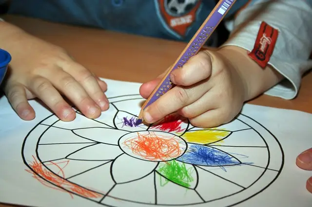 Niño pintando con colores durante una sesión