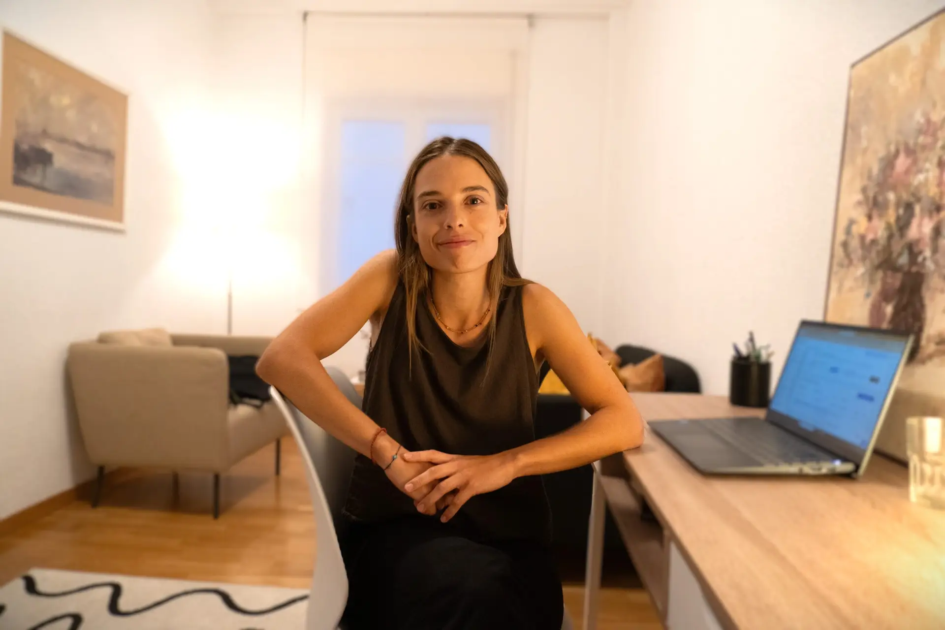 Paz Salvadores, psicóloga y logopeda en su despacho Paz Salvadores, psicóloga y logopeda en su despacho