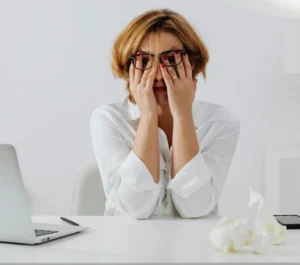 persona con ansiedad en el trabajo